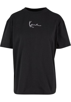 Schwarzes T-Shirt mit kurzen Ärmeln, Rundhalsausschnitt, aus Baumwolle; mit weißem, geschwungenem Logo auf der Vorderseite in der Mitte. Lockere Passform, glatte Textur.