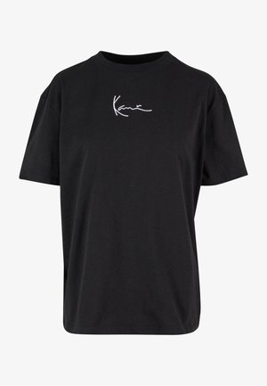 Zwarte T-shirt met korte mouwen, ronde hals, gemaakt van katoen; heeft een witte cursieve logo op het midden van de voorkant. Ontspannen pasvorm, gladde textuur.