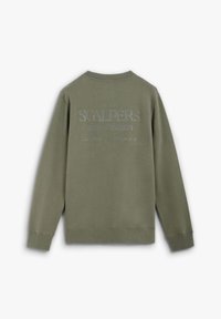 Sudadera verde oliva con cuello redondo, mangas largas y un estampado de logo texturizado en la parte posterior. Tela suave con puños de canalé.