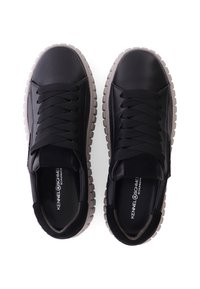 Par av svarta lädersneakers med tjocka vita sulor och svarta snören, märket Kennel & Schmenger inuti.