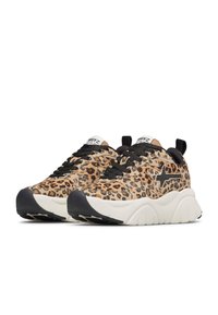 Sneaker con stampa leopardata in una combinazione di colori beige e nero, con tomaia texturizzata, suola bianca spessa e lacci neri.