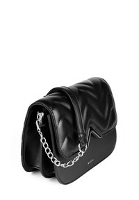 Schwarze Lederhandtasche mit gestepptem Chevron-Muster, silbernem Kettenriemen und schlankem Design. Sie hat eine rechteckige Form mit einem Magnetverschluss.