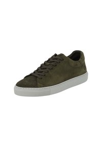Baskets basses en daim vert foncé avec des lacets bruns et une semelle en caoutchouc blanche, légèrement inclinées pour montrer le côté extérieur et l'avant.