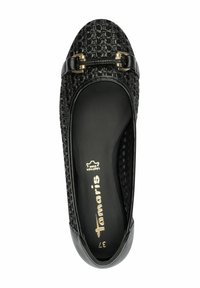 Ballerines noires avec une texture tissée, accent en métal doré, et bout rond. L'intérieur présente un logo doré. Matériau doux.