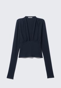 Top de manga larga navy con escote en forma de V, hombros fruncidos y cintura entallada, fabricado con una textura de tela suave y elástica.