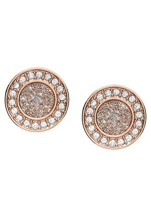 Boucles d'oreilles clous rondes en or rose avec un centre scintillant et un cercle de cristaux clairs autour du bord.