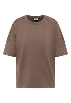 Haut décontracté marron à manches courtes avec col rond et trois boutons recouverts de tissu sur l'épaule gauche, coupe ample.