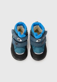 Bottes d'enfant bleu et teal avec des semelles en caoutchouc noir, des sangles Velcro, une doublure douce et un design amusant avec un visage d'animal.