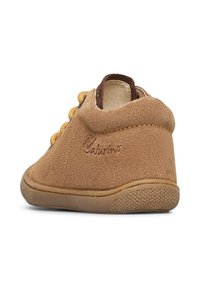 Hnědé semišové boty s kulatou špičkou, měkkou texturou, žlutými šňůrkami a gumovou podrážkou s texturovaným gripem. Logo je embosováno na boku.