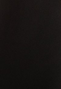 Tessuto nero a costine con una superficie texture, che mostra righe verticali e una finitura liscia e uniforme in tutto.