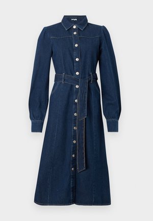 Temno modra jeans obleka z dolgimi rokavi, z gumbi spredaj, ovratnikom in usklajenim pasom v pasu; vsebuje subtilno šivanje in žepke.