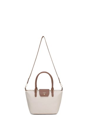 Beige Handtasche mit braunen Griffen und Klappe, mit abnehmbarem langem Schulterriemen, auf weißem Hintergrund gezeigt.