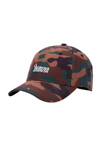 Baseballmütze mit einem abwechslungsreichen camouflagemuster in Braun, Grün und Dunkelblau, mit dem weiß gestickten Schriftzug "SHIBUYA" auf der Vorderseite. Aus Baumwollmaterial.