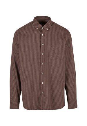 Camicia marrone con bottoni e strisce verticali bianche, maniche lunghe, colletto abbottonato e una singola tasca sul petto. Tessuto dalla consistenza morbida.