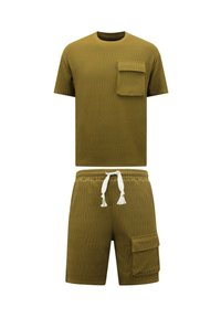 Olijfgroene twee-delige set met een getextureerd T-shirt met een zak en bijpassende shorts met een trekkoord en cargozakdetails.
