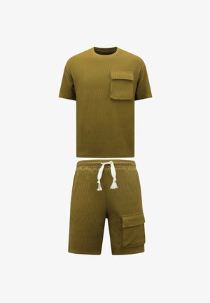 Olijfgroene twee-delige set met een getextureerd T-shirt met een zak en bijpassende shorts met een trekkoord en cargozakdetails.