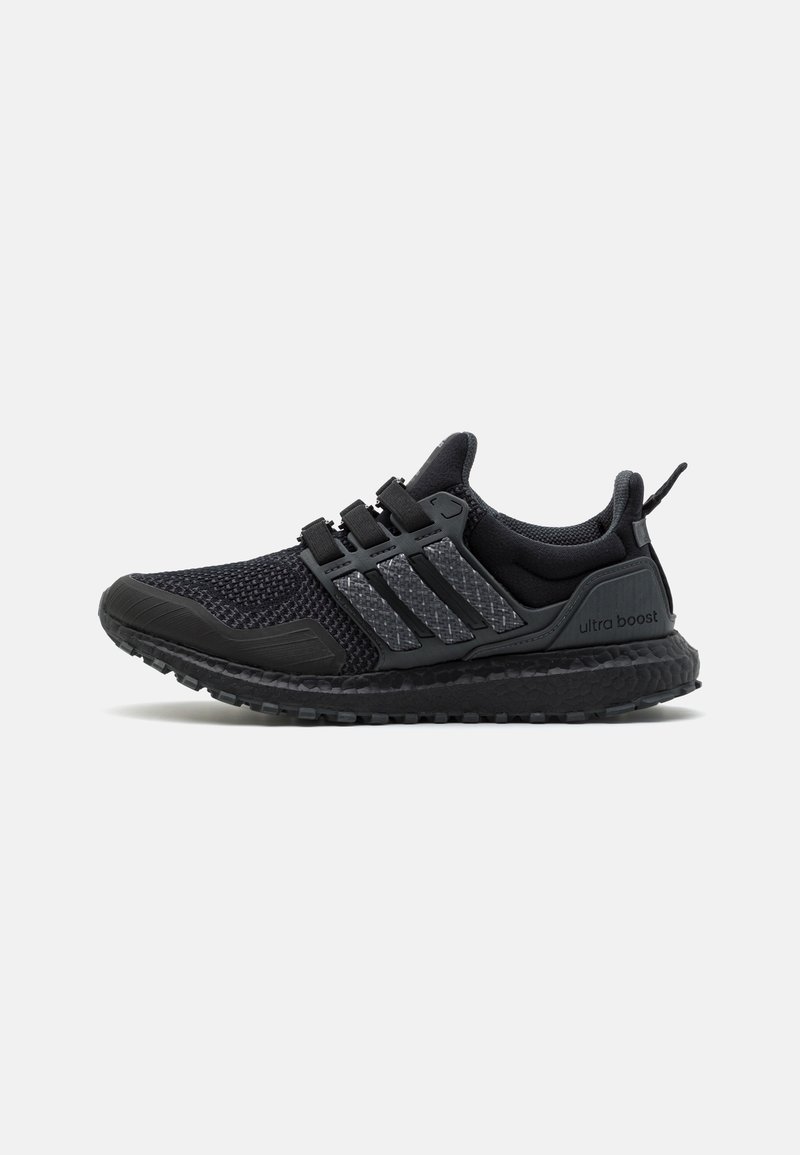 Chaussure de course Adidas Ultra Boost noire avec tige en maille, trois bandes sur le côté, semelle rembourrée et languette au talon.