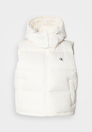 Colete branco de puffer com colarinho alto e fecho com zíper. Apresenta dois bolsos laterais e um pequeno logotipo no lado esquerdo do peito. Textura suave e acolchoada.
