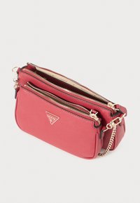 Borsa a tracolla rossa in tessuto testurizzato con più scomparti con zip, dettagli in metallo dorato e un logo triangolare sulla parte anteriore.