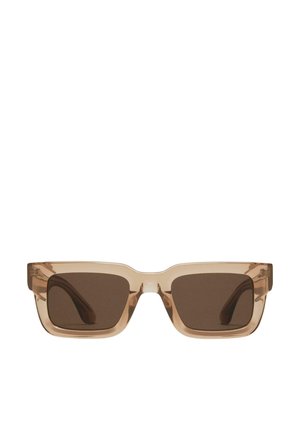Des lunettes de soleil teintées marron avec une monture en plastique beige transparent, un design angulaire et des branches droites, sans logo ni accents visibles.
