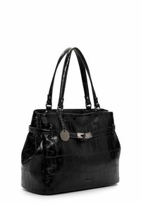 Sac à main en simili cuir noir avec une texture crocodile, quincaillerie en argent, doubles bretelles, et un charme détachable. Présente une forme structurée.