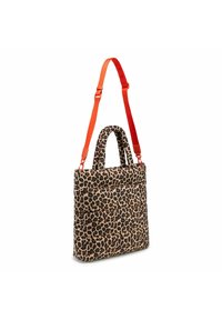 Sac tote au motif léopard avec deux poignées, design rembourré et une bandoulière orange réglable. Texture de tissu douce, forme rectangulaire.