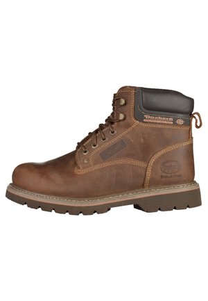 Botín de trabajo de cuero marrón con puntera redondeada, cuello acolchado y diseño con cordones. Presenta una superficie texturizada y una suela de goma duradera.
