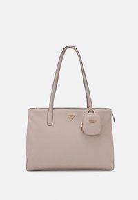 Sac fourre-tout en simili cuir beige avec deux longues poignées, quincaillerie dorée et une petite pochette attachée arborant un logo. Texture lisse, forme rectangulaire.