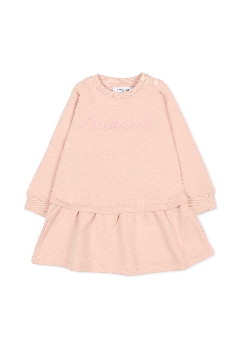 Robe-sweat à manches longues, de couleur rose, avec un col côtelé, des accents de boutons sur l'épaule et une section de jupe froncée.