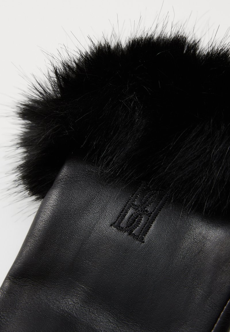 Schwarze Lederhandschuhe mit einem plüschigen schwarzen Kunstpelz-Bündchen. Mit eingeprägtem Logo und glatter Textur, die Wärme und Komfort bieten.