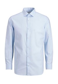 Jasnoniebieska koszula z długim rękawem, wykonana z gładkiego materiału, z klasycznym kołnierzykiem, zapinana na guziki i z standardowymi mankietami. Bez wzorów ani akcentów.
