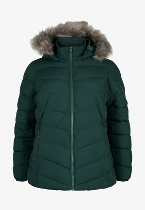 Temno zelena pufasta jakna z zadrgo spredaj, horizontalnim prešitim dizajnom in kapuco s krznenim podlogom. Ima stranske žepe in oprijet silhuet.