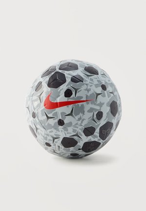 Hallide ja mustade mustritega Nike jalgpall punase swoosh-logoga valgel taustal.
