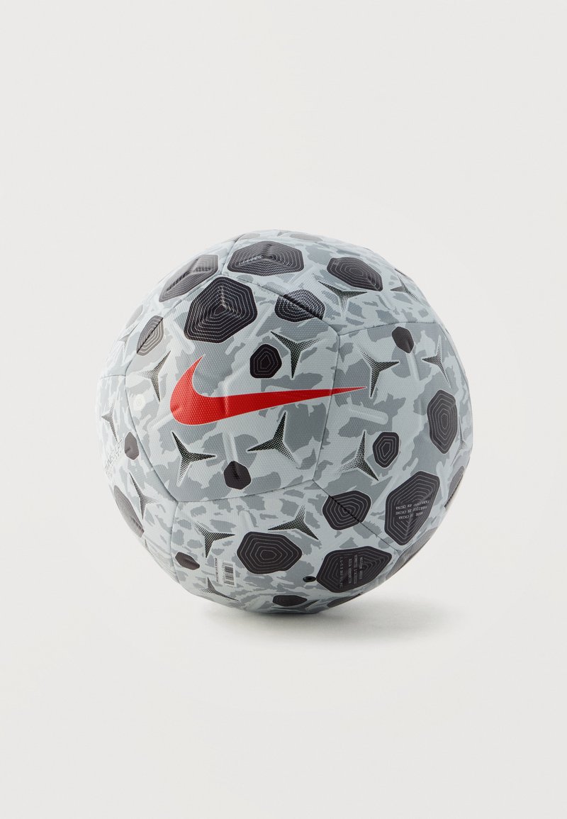 Γκρι και μαύρη ποδοσφαιρική μπάλα Nike με κόκκινο λογότυπο Swoosh σε λευκό φόντο.