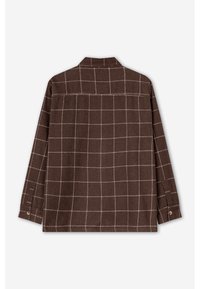 Camicia a quadri marrone realizzata in un tessuto morbido, con polsini abbottonati e colletto classico. Motivo a griglia bianca uniformemente distribuito sulla schiena.