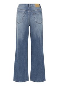 Jeans in denim blu medio a gamba larga mostrati dal retro con due tasche posteriori angolate e un'etichetta in pelle marrone del marchio sulla vita.