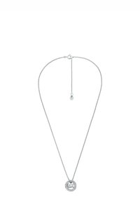 Srebrny łańcuszek z okrągłym wisiorkiem o teksturowanej obręczy oraz wygrawerowanym logo "MK" na środku.