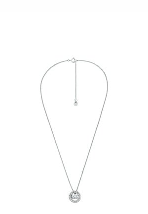 Collar de cadena de plata con un colgante redondo que presenta un borde texturizado y el logo grabado "MK" en el centro.