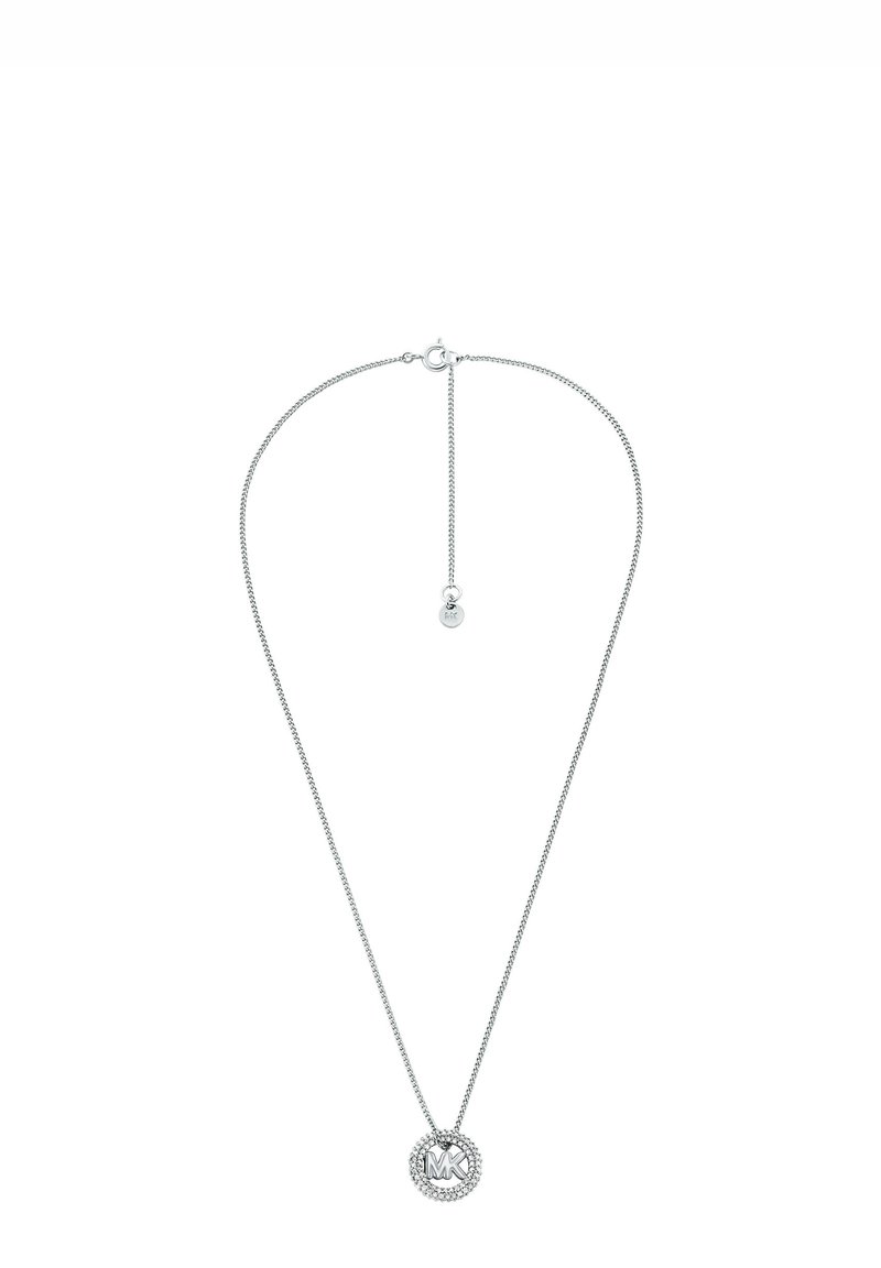 Srebrny łańcuszek z okrągłym wisiorkiem o teksturowanej obręczy oraz wygrawerowanym logo "MK" na środku.
