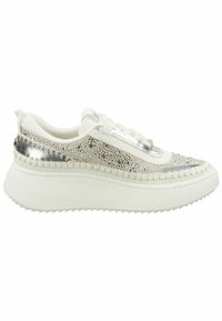 Damskie sneakersy z białą tekstylną cholewką, srebrnymi akcentami i ozdobami z cyrkonii. Gruba, biała gumowa podeszwa z teksturowanym wzorem.