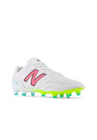 Scarpa da calcio bianca con accenti rosa e una tomaia testurizzata. Presenta una suola verde con sei tacchetti per una migliore trazione. Logo laterale esibito in modo prominente.