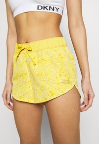 The North Face Pantalón corto de deporte - yellow