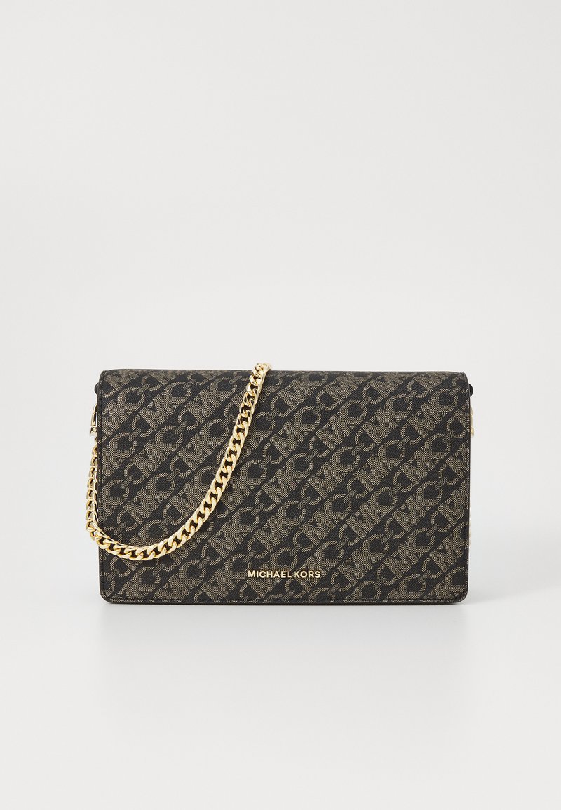 Juodas raštuotas krepšys per petį su auksine grandine, turintis tekstūruotą audinį ir logotipo detalę priekyje. Kompaktiška stačiakampio forma.