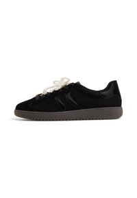Czarne sneakersy z teksturą w jodełkę, błyszczącymi akcentami i sznurowadłami przypominającymi perły. Posiadają szaro-rubberową podeszwę i niskoprofilowy design.
