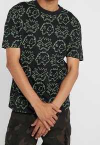 McQ Alexander McQueen Triko s potiskem - black