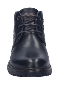 Botines de cuero negro con puntera redonda, cordones oscuros y suela de goma texturizada. Presentan detalles de costura y un pequeño acento de cuero.
