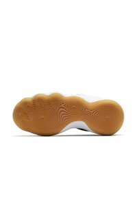 Semelle de chaussure de sport blanche avec un motif texturé en ondulations ; matériau en caoutchouc avec des accents bruns et des rainures circulaires pour l'adhérence.