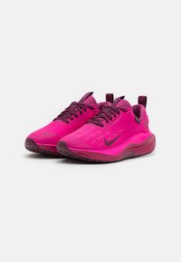Baskets de sport roses avec un dessus lisse, des accents texturés et une semelle rembourrée. Comprend un logo et des lacets fins pour un ajustement sécurisé.