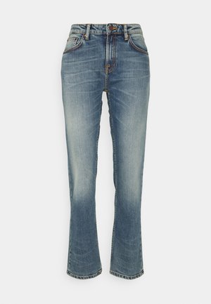 Modré vybledlé džíny s vysokým pasem, rovnými nohavicemi, předními knoflíky a detaily kapes na jednobarevném pozadí.