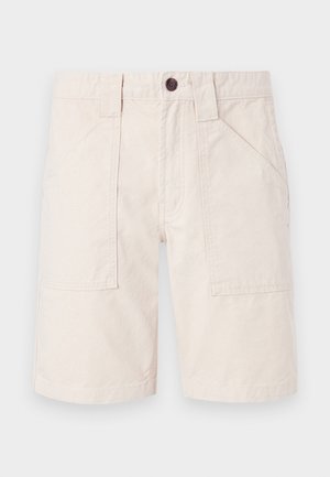 Pantalones cortos de algodón beige con corte recto, dos bolsillos laterales, una cinturilla con pasadores para cinturón y un cierre de botón marrón.